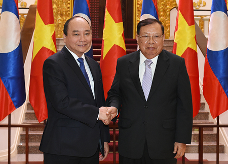 Thủ tướng Nguyễn Xuân Phúc hội kiến với Tổng Bí thư, Chủ tịch nước CHDCND Lào Bounnhang Vorachith.